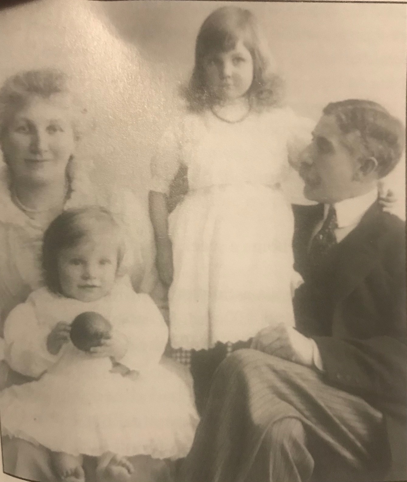 Lady-Viola-Tighe-with-her-youngest-children-and-husband-Edward,-who-was-later-murdered