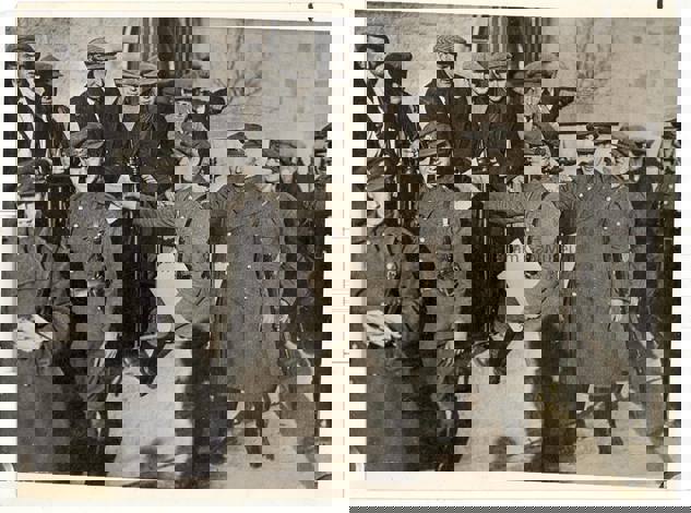 1922-May---Free-State-soldiers-shaking-hands-with-their-prisoners-the-anti-Treaty-IRA 1922-May---Free-State-soldiers-shaking-hands-with-their-prisoners-the-anti-Treaty-IRA